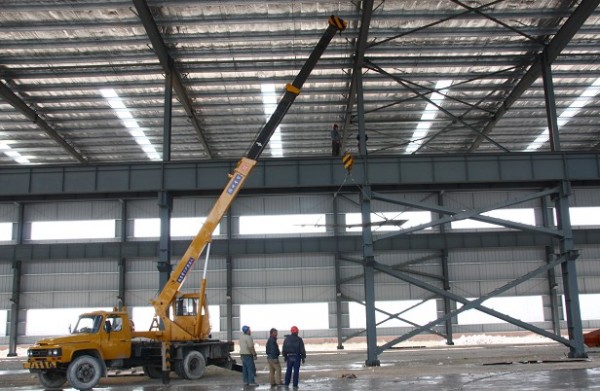 鋼結(jié)構(gòu)廠房是怎樣報(bào)價(jià)的？每平米報(bào)價(jià)？按噸報(bào)價(jià)？