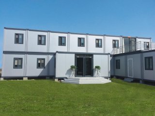 集裝箱活動(dòng)室基于標(biāo)準(zhǔn)的鋼制底盤，可以衍生出