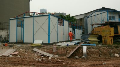 如何加固傾斜頂部活動房？